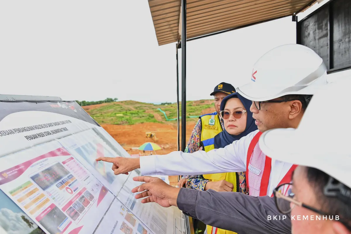 Menteri Perhubungan (Menhub) Budi Karya Sumadi mengecek kemajuan pembangunan Bandara Nusantara di Ibu Kota Nusantara (IKN), pada Rabu (24/1/2024). (Dok Kemenhub)