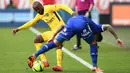 Gelandang Paris Saint-Germain (PSG), Lassana Diarra, berebut bola dengan striker Troyes, Hyunjun Suk, pada laga Liga 1 Prancis di Stadion Aube, Sabtu (2/2/2018). Troyes takluk 0-2 dari PSG. (AFP/Franck Fife)