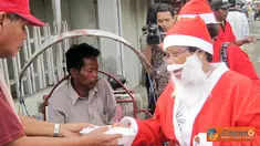 Citizen6, Surabaya Utara: Yang unik, Sinterklas pun dilibatkan dalam baksos yang bertema “Kasih Natal untuk Semua”.  Bahkan dua becak dilibatkan untuk mengangkut ratusan paket makan siang tersebut. (Pengirim: Daniel Lukas Rorong)