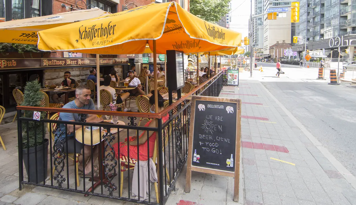 Suasana area makan terbuka sebuah restoran di Toronto, Kanada, 18 Juli 2020. Kota Toronto meluncurkan program CafeTO yang memungkinkan restoran dan bar memperluas area makan terbuka mereka guna melayani lebih banyak pelanggan dengan aman selama pandemi COVID-19. (Xinhua/Zou Zheng)