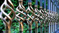 Tak cukup hanya sekali melapisi pagar besi dengan cat karena akan mudah terkelupas jika terkena hujan dan cuaca panas.