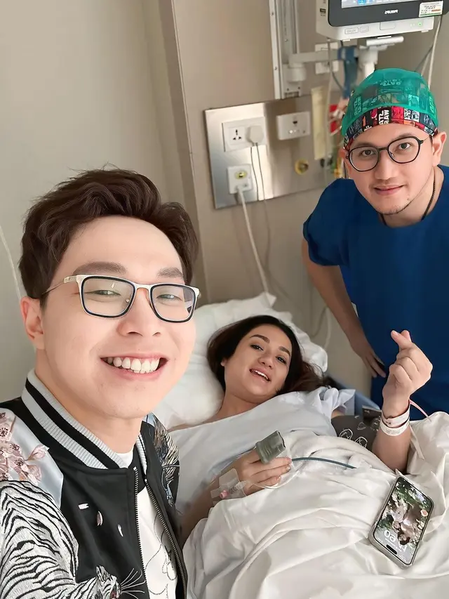 7 Potret Tengku Dewi Putri Lahirkan Anak Kedua, Sudah Digendong Andrew Andika