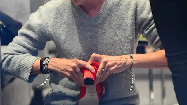 [Bintang] Tunjukkan Sikap Profesional, Sarah Jessica Parker Layani Pelanggan Sambil Memasangkan Sepatu