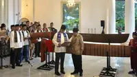 Gubernur DKI Jakarta Anies Baswedan menerima pemberian sebuah golok raksasa bernama Si Rajut. (Liputan6.com/Ratu Annisaa Suryasumirat)