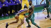 Pemain Los Angeles Lakers, Brandon Ingram mencoba melewati adangan pemain Boston Celtics, Marcus Morris pada laga NBA basketball game di TD Garden, Boston, (8/11/2017). Celtics menang 107-96.  (AP/Winslow Townson)