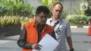 Kepala Kantor Pelayanan Pajak Penanaman Modal Asing Tiga Kanwil Jakarta Khusus Yul Dirga (kiri) saat tiba di Gedung KPK, Jakarta, Kamis (26/12/2019). Yul diperiksa sebagai tersangka dalam kasus dugaan suap pemeriksaan atas restitusi pajak PT WAE tahun pajak 2015 dan 2016. (merdeka.com/Dwi Narwoko)