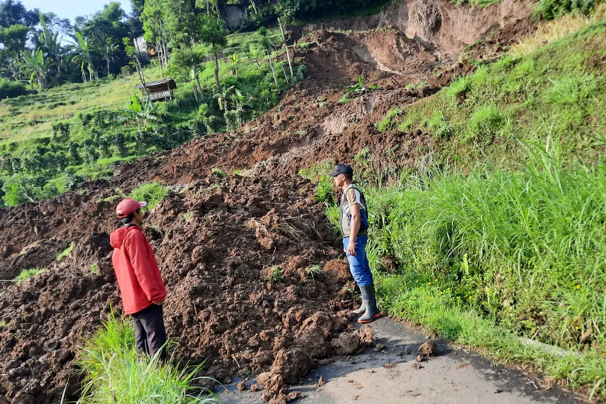 Bencana longsor akibat hujan deras dengan intensitas tinggi di Kabupaten Sukabumi, Jawa Barat (Jabar).