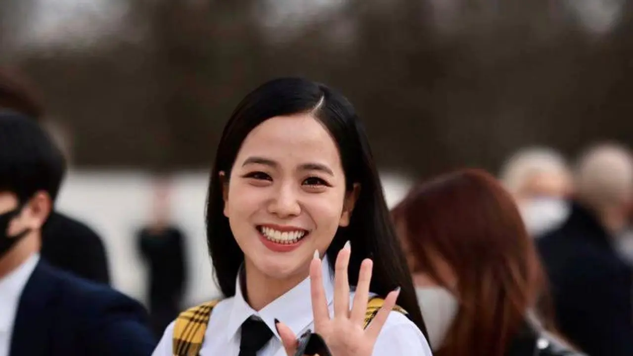 Tampilan Manis Jisoo BLACKPINK dengan Gaya Preppy di Paris Fashion Week 2022