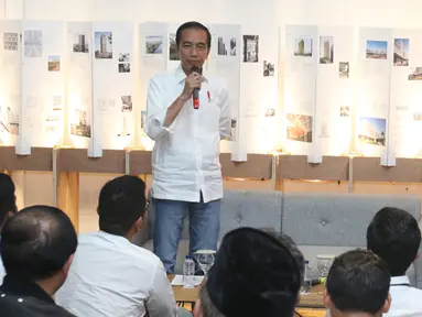 Calon Presiden Nomor Urut 01 Joko Widodo (Jokowi) berdiskusi dengan masyarakat kreatif Bandung di Simpul Space, Bandung, Jawa Barat, Sabtu (10/11). Selain berdialog, Jokowi juga meninjau produk kreatif yang dipajang di ruangan. (Liputan6.com/Angga Yuniar)