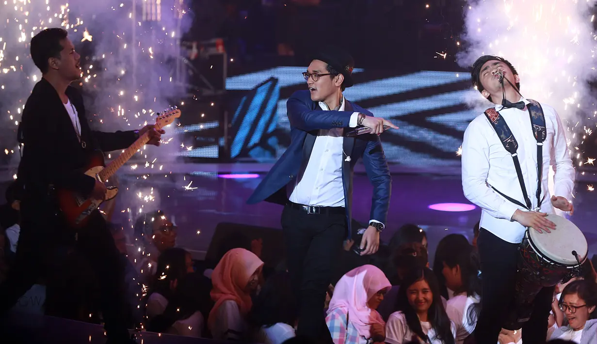"Afganisme itu sumber inspirasi, terima kasih sudah dateng. Saya nggak mungkin bertahan 8 tahun kalau bukan karena Afganisme yang selalu ada buat saya," ucap Afgan.  (Deki Prayoga/Bintang.com)