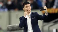 Presiden Inter Milan, Steven Zhang, melakukan swafoto usai tim nya mengalahkan Shakhtar Donetsk pada laga semifinal Liga Europa di Dusseldorf Arena, Selasa (18/8/2020). Inter Milan akan berjumpa Sevilla di final. (Lars Baron/Pool via AFP)