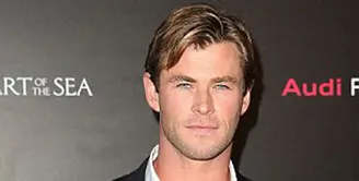 Chris Hemsworth dikenal lewat perannya sebagai Thor yang memiliki tubuh serta otot yang tangguh bak binaragawan. Namun, Hemsworth harus menghilangkan image tersebut demi film terbarunya berjudul ‘In the Heart of the Sea’. (via dailymail.co.uk)