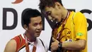Taufik Hidayat dan Lee Chong Wei usai pertandingan babak final Djarum Indonesia Open Super Series 2010 di Istora Senayan Jakarta. Taufik kalah dari Lee Chong Wei dengan dua set langsung.(Antara)