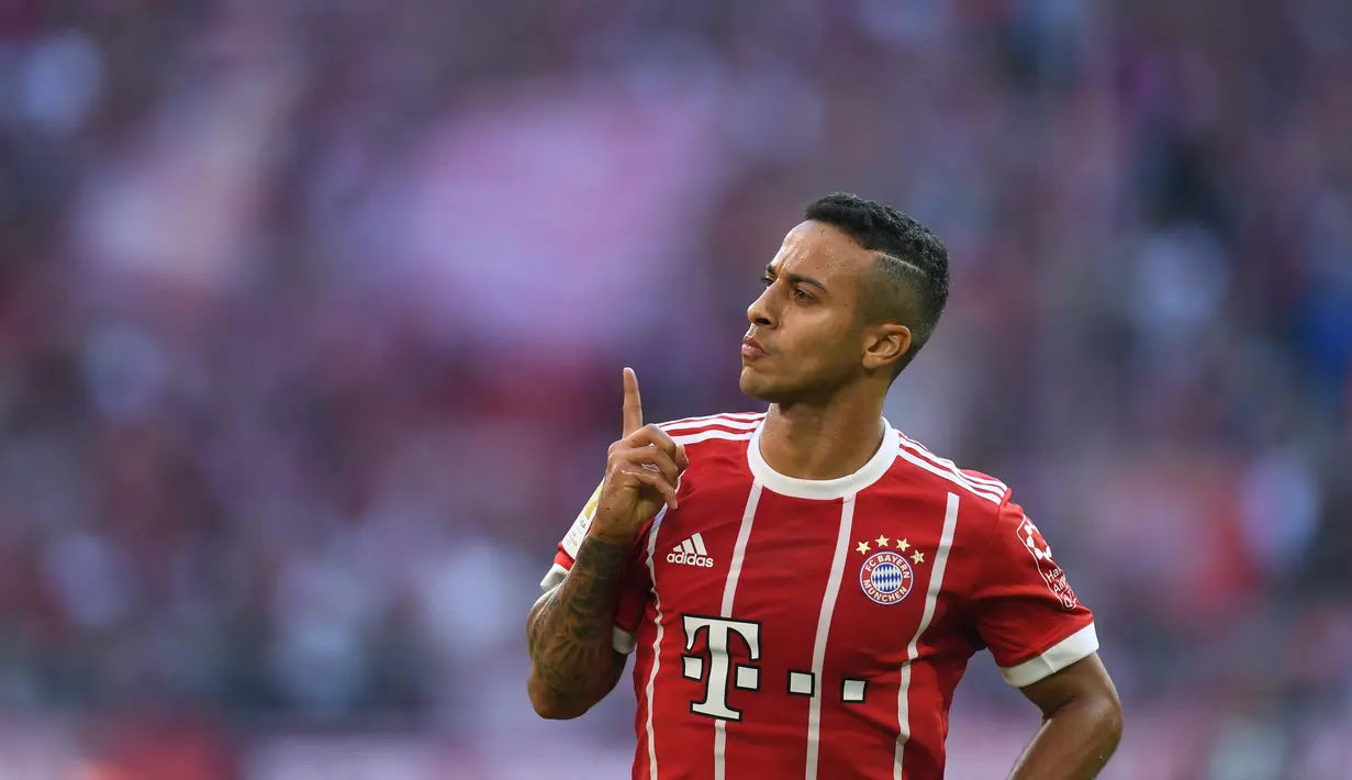 Gelandang Bayern Munchen, Thiago Alcantara berselebrasi usai mencetak gol ke gawang SC Freiburg pada pertandingan Liga Jerman di di Munich, Jerman selatan pada 14 Oktober 2017. Liverpool menebus mantan pemain Barcelona itu sekitar 20 juta pound. (AFP/Christof Stache)