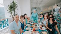 Pengunjung menikmati sajian di Restoran Calli Mera Pandaan. (Dian Kurniawan/Liputan6.com)