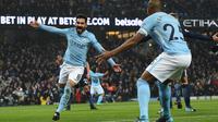 Pemain Manchester City, Ilkay Gundogan (kiri) mencetak gol pembuka untuk timnya saat melawan Tottenham Hotspur pada lanjutan Premier League di Etihad Stadium, Manchester, (16/12/2017). City menang 4-1. (AFP/Oli Scarff)