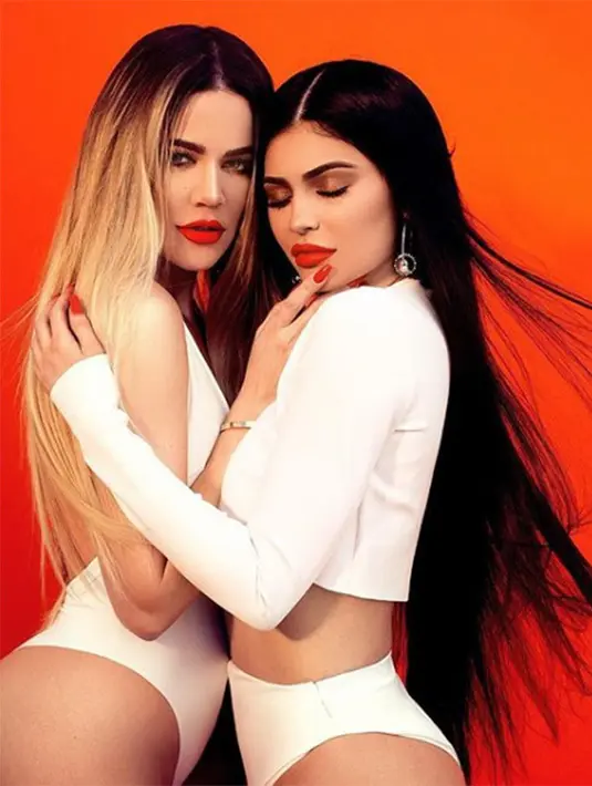 Meskipun mereka beda usia 13 tahun, Kylie Jenner dan Khloe Kardashian tetap tampil dekat dan juga seksi. (HollywoodLife)