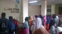 Orangtua murid saat mendatangi kantor Disdik Kota Bekasi. (Liputan6.com/Fernando Putra)
