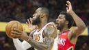 Pebasket Cleveland Cavaliers, LeBron James, berusaha melewati pebasket New Orleans Pelicans,Solomon Hill, pada laga NBA di Quicken Loans Arena, Sabtu (31/3/2018). Cavaliers menang 107-102 atas Pelicans. (AP/Phil Long)