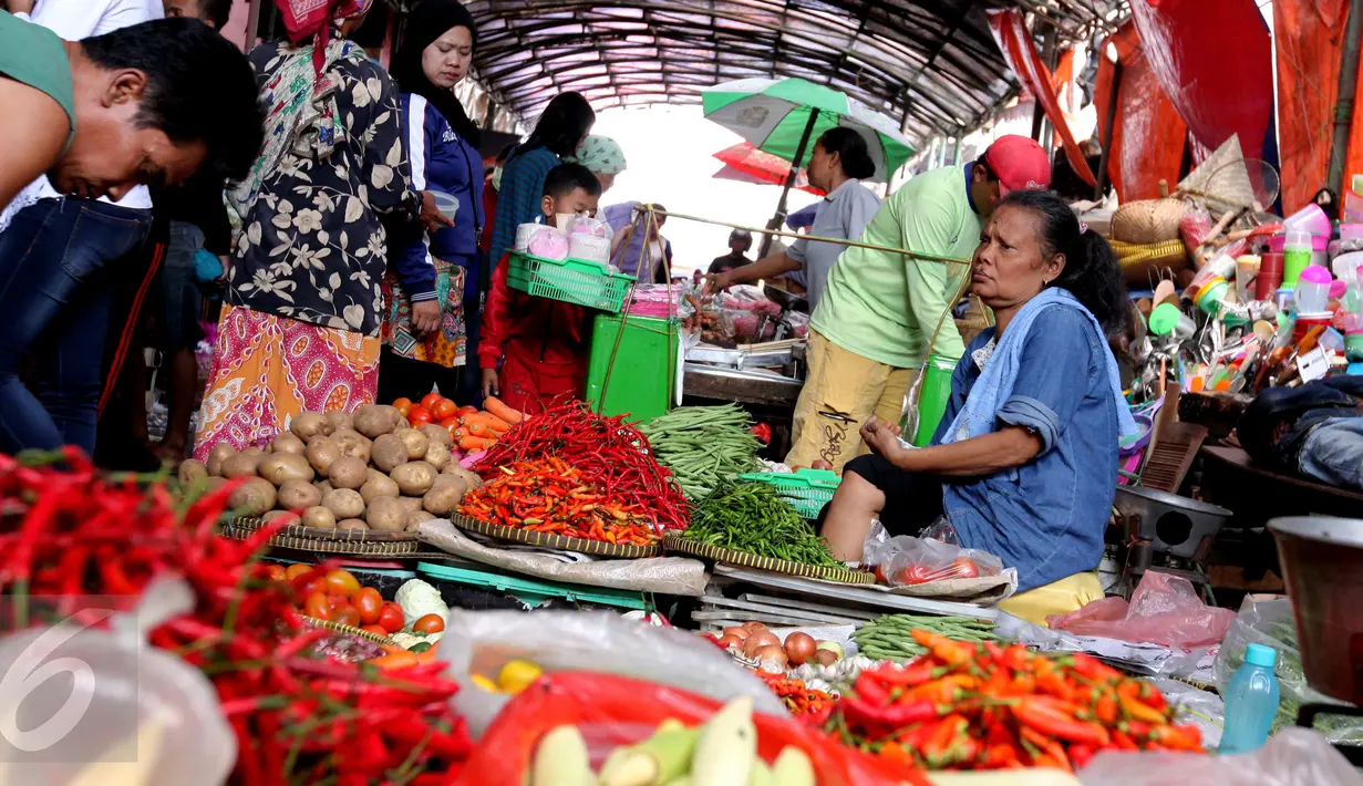 Aktifitas jual beli di Pasar Kebayoran Lama, Jakarta, Kamis (24/9/2015). Perayaan Idul Adha membuat sejumlah harga sayur mengalami kenaikan. (Liputan6.com/Angga Yuniar)