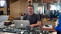 Suasana meja kerja CEO Facebook Mark Zuckerberg (Sumber: Facebook)