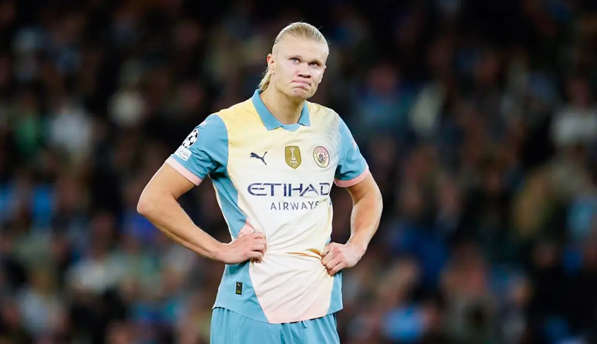 Pemain Manchester City, Erling Haaland, tampak kecewa setelah gagal mencetak gol ke gawang Inter Milan dalam laga Liga Champions di Stadion Etihad, Kamis dini hari (19/9/2024). (AP Photo/Dave Thompson)