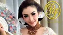 Sanggul khas wanita Jawa dengan hiasan bunga membuat Roro sangat menawan. Aura cantiknya sangat terpancar dari wajah perempuan berdarah Yogyakarta ini. (Instagram/roro.fitria1989)