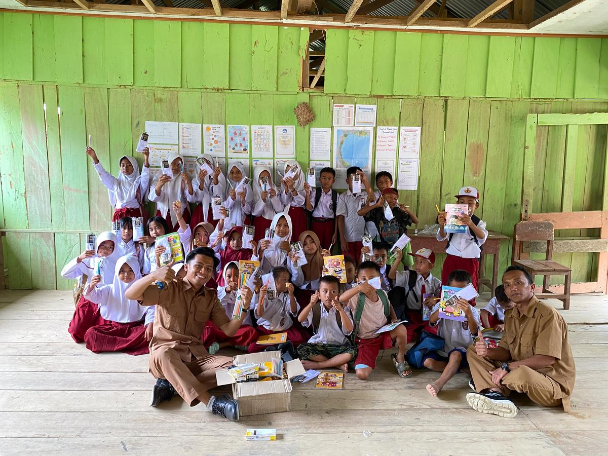 Guru Muda Ini Tunjukkan Arti Ketulusan Mengajar