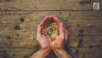 Bitcoin adalah salah satu dari implementasi pertama dari yang disebut cryptocurrency atau mata uang kripto.