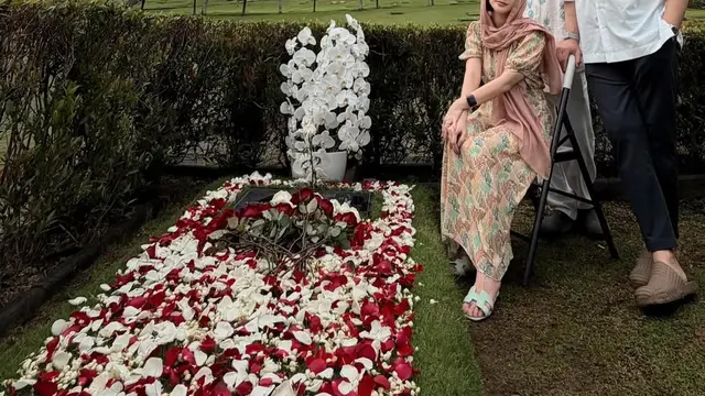 Potret Bare Face Bunga Citra Lestari Ziarah ke Makam Ashraf Jelang Puasa Ramadan, Kenakan Dress Floral dan Sandal Hermes