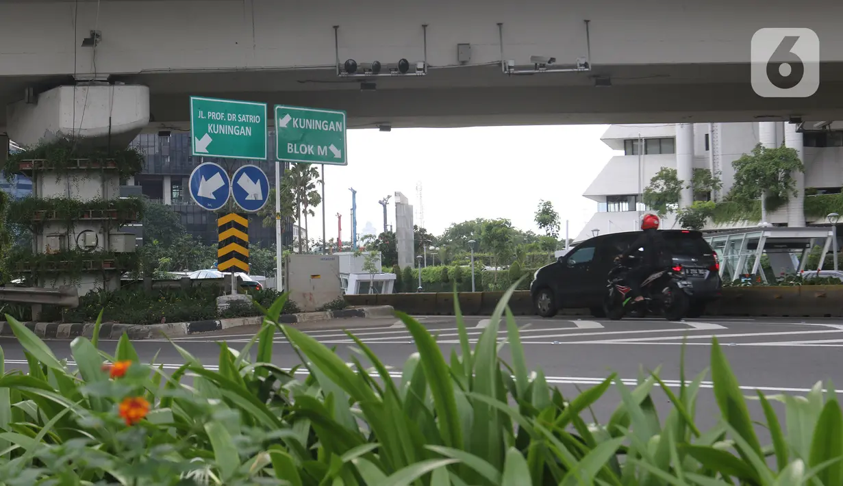 Pengendara motor melintasi kawasan Sudirman, Jakarta, Minggu (2/2/2020).  Ditlantas Polda Metro Jaya akan melakukan penindakan pelanggran E-TLE untuk sepeda motor mulai Senin (3/2), mulai hari kerja. (Liputan6.com/Herman Zakharia)