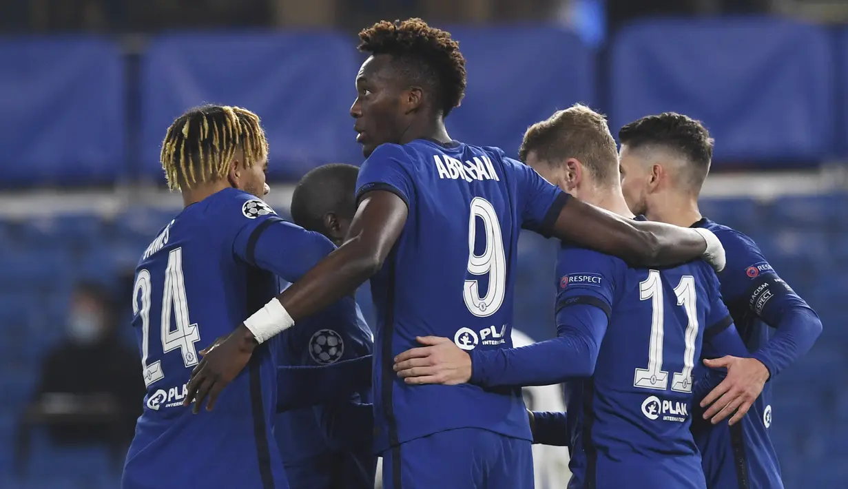 Pemain Chelsea merayakan gol yang dicetak Timo Werner ke gawang Rennes pada laga lanjutan Liga Champions 2020/2021 di Stadion Stamford Bridge, Kamis (5/11/2020) dini hari WIB. Chelsea menang 3-0 atas Rennes. (Neil Hall/Pool via AP)