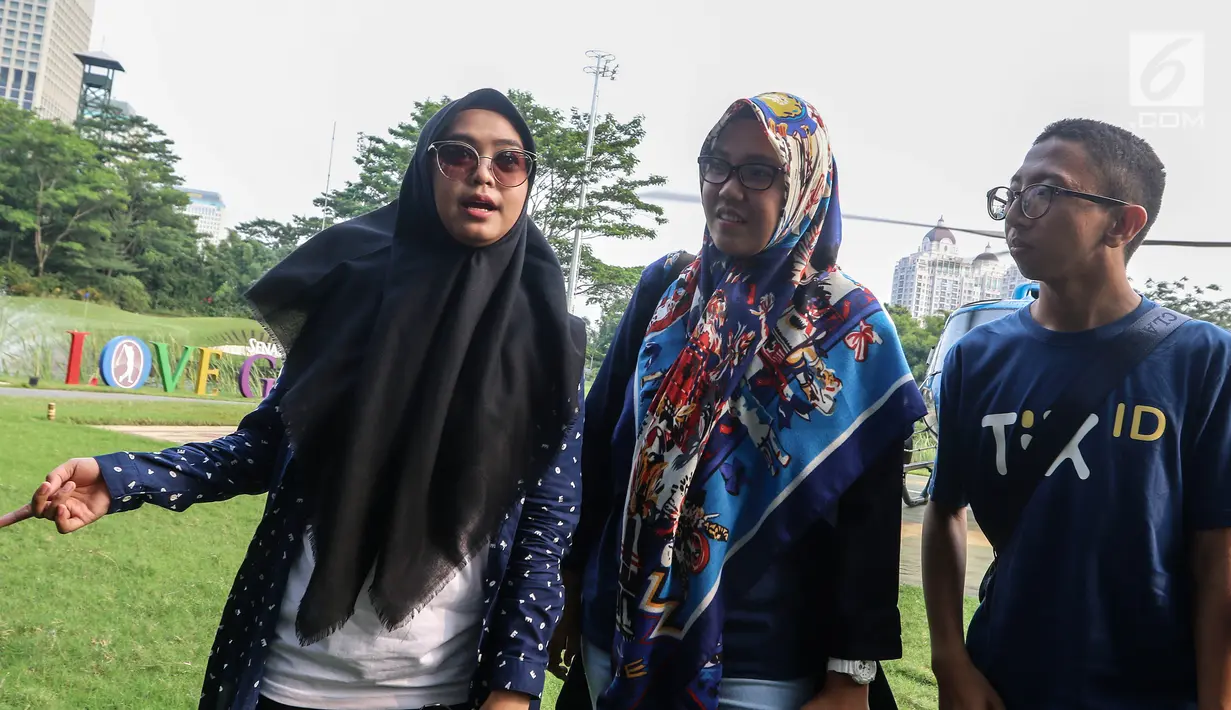 Vlogger Ria Ricis (kiri) usai menemani para pemenang kompetisi foto #TIXCOPTER berkeliling naik helikopter di Jakarta, Rabu (25/7). Acara ini diselenggarakan oleh TIX ID bekerja sama dengan Dompet Digital Indonesia (DANA). (Liputan6.com/JohanTallo)