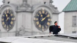 Aktor Tom Cruise berlari mengejar helikopter di sepanjang Jembatan Blackfriars di London, Inggris (14/1). Aktor 55 tahun ini melakukan serangkaian aksi menegangkan di film terbarunya tersebut. (Victoria Jones / PA via AP)