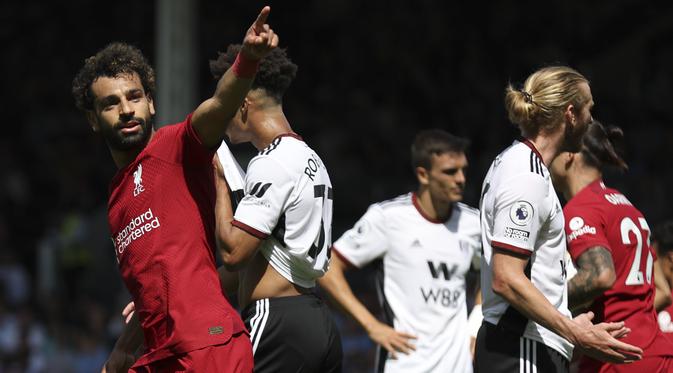 Satu gol dan satu assist dipersembahkam Mohamed Salah saat Liverpool ditahan imbang 2-2 oleh tuan rumah Fulham dalam laga pekan pertama Liga Inggris 2022/2023 di Craven Cottage, Sabtu (6/8/2022) malam WIB. Raihan tersebut berhasil menghindarkan The Reds dari kekalahan setelah sempat dua kali tertinggal oleh dua gol bintang tuan rumah Aleksandar Mitrovic. (AP/Ian Walton)