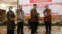 Plt Bupati Probolinggo. Timbul Prihanjoko  (Kanan) menerima Sertifikat  tanah Pemerintah dari  Plt Kepala Kantor Badan Pertanahan Kabupaten Probolinggo Budiono (Istimewa)