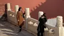 Foto yang diabadikan dengan kamera ponsel ini menunjukkan seorang pengunjung tengah berfoto di area Museum Istana, Beijing, China, 4 November 2020. Museum Istana dibangun di atas bekas kompleks kekaisaran China pada 1925. (Xinhua/Hou Dongtao)