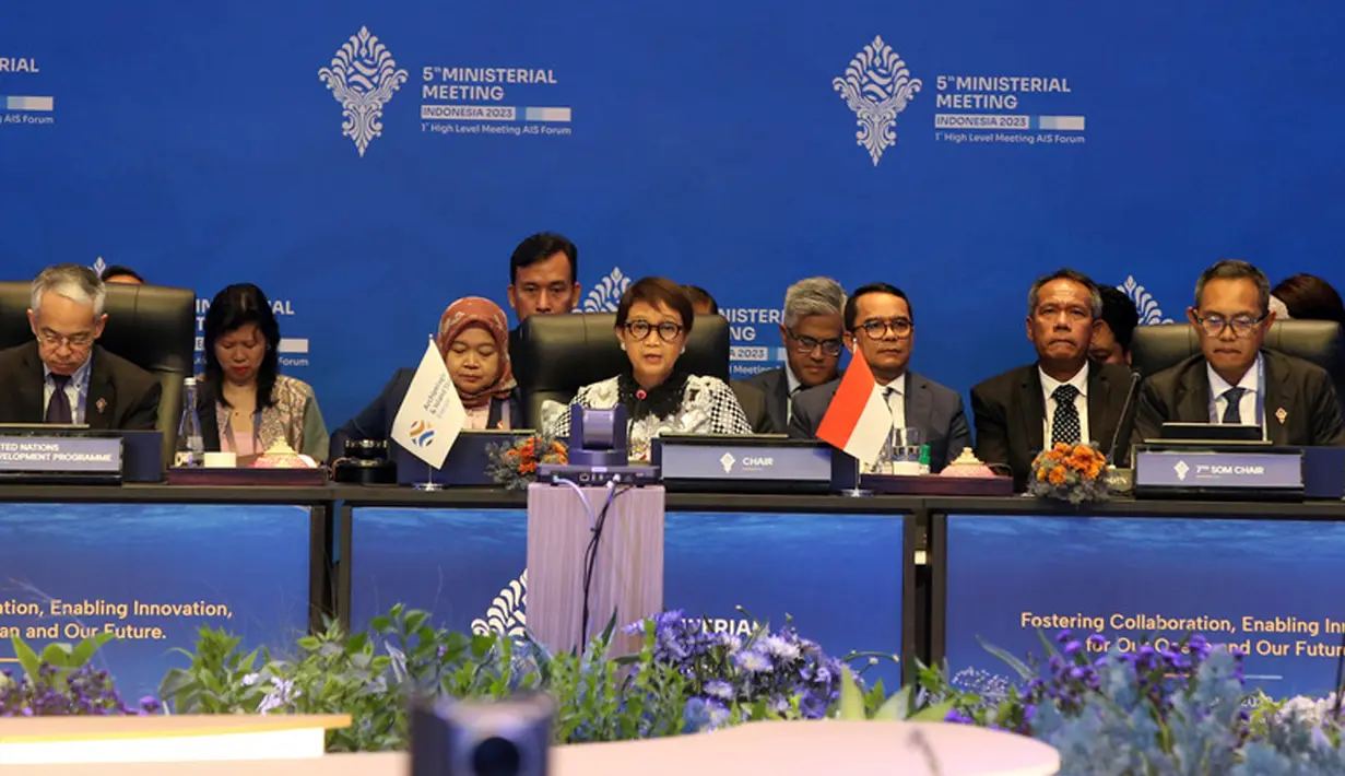 <p>Menteri Luar Negeri RI Retno Marsudi (tengah) menyampaikan pidatonya pada pertemuan tingkat menteri Archipelagic and Island States Forum (AIS Forum) di Bali, Indonesia, Selasa (10/10/2023). Pulau Bali menyelenggarakan AIS Forum yang dihadiri oleh 51 negara pulau dan kepulauan serta organisasi internasional. (AP Photo/Firdia Lisnawati)</p>