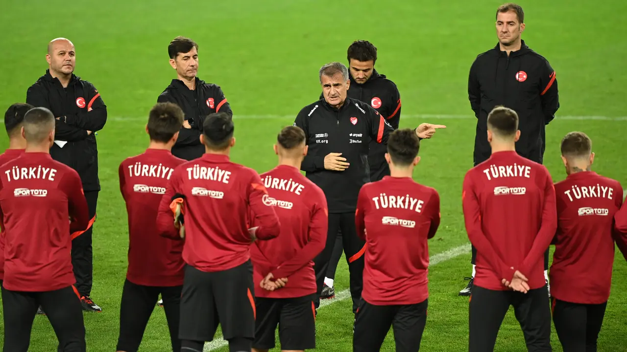 Lihat Latihan Turki Jelang Duel Melawan Jerman