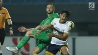 Gelandang Bhayangkara FC, Ilija Spasojevic (kiri) berebut bola dengan pemain belakang Persela, M Zainal Haq pada lanjutan Liga 1 Indonesia di Stadion Patriot Candrabhaga, Bekasi, Jumat (27/10). Bhayangkara FC unggul 3-1. (Liputan6.com/Helmi Fithriansyah)