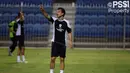 <p>Pemain Timnas Indonesia, Thom Haye berkomunikasi dengan rekan setimnya saat melakukan latihan menjelang laga Kualifikasi Piala Dunia 2026 melawan Bahrain di Hamad Town Youth &amp; Sports Ground pada Senin (07/10). (Dok. PSSI)</p>