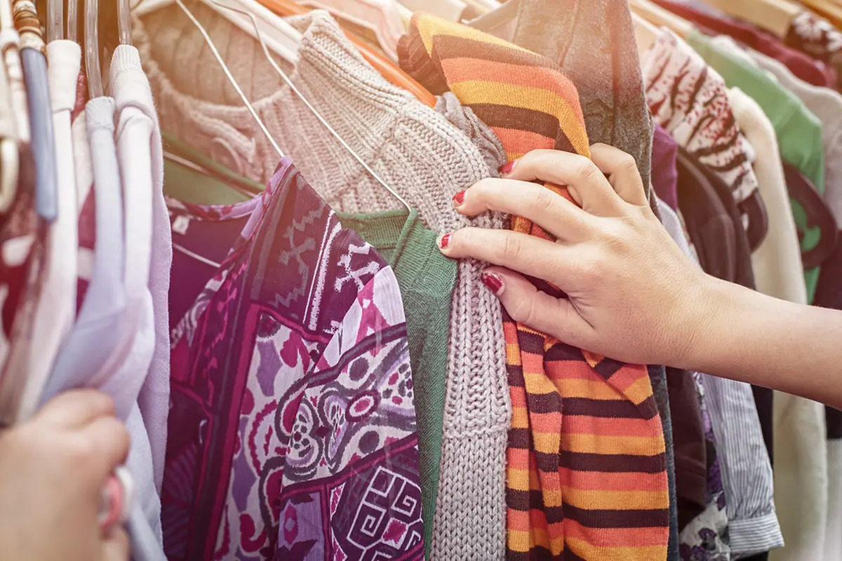 Suka Thrifting? Ini 4 Tips Memilih Baju Thrift yang Berkualitas