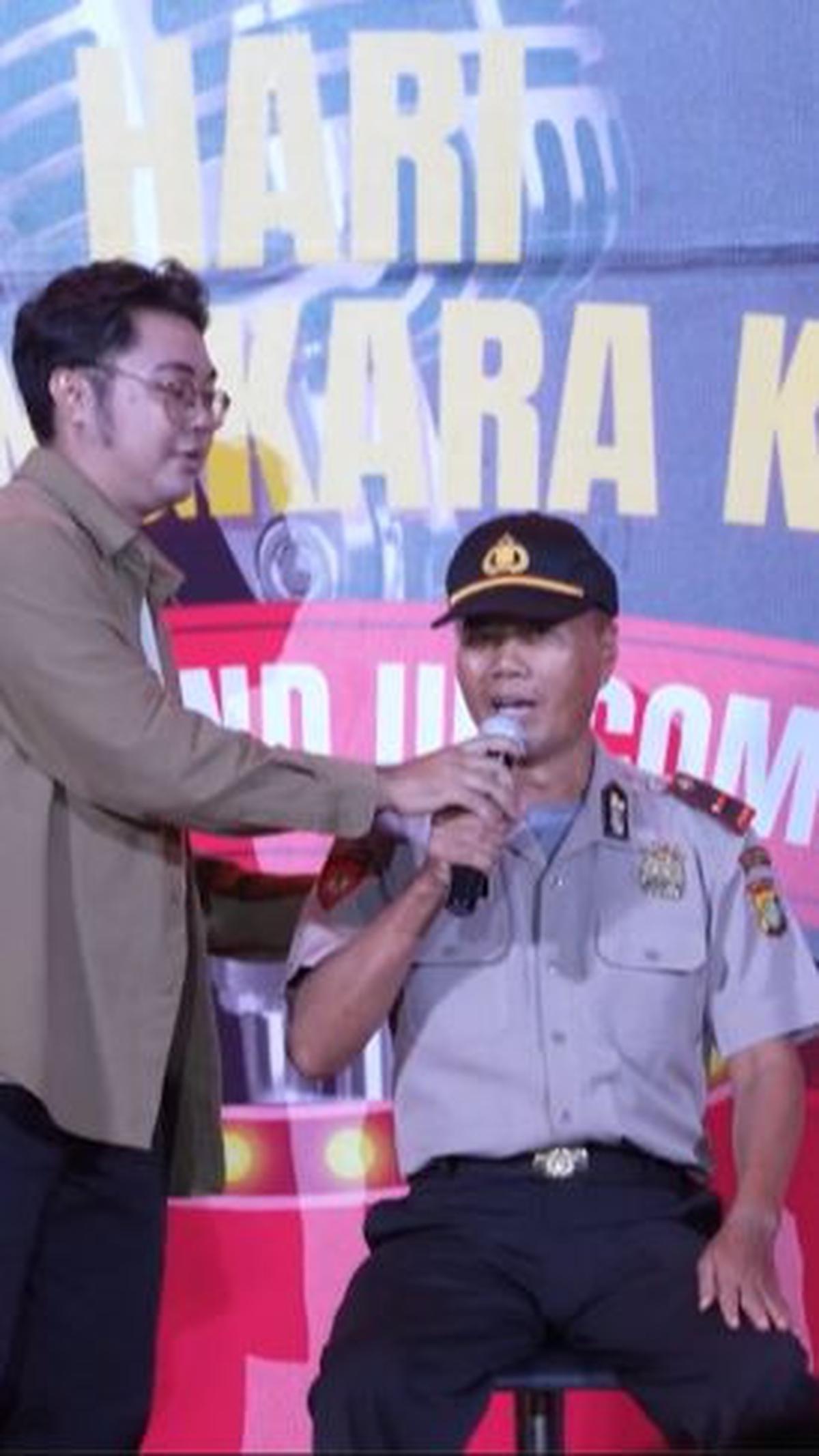 Ia pun kemudian menyuruh sang ayah untuk bicara dengan Kapolri. Sang ayah memang duduk di atas panggung bersama putranya. <br>