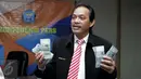 Deputi Pemberantasan Narkotika, Irjen Pol Arman Depari menunjukan barang bukti beserta tersangka saat rilis kasus tindak pencucian uang di BNN, Jakarta, Kamis (24/11). BNN menyita aset senilai Rp 153 Miliar dari tersangka MI. (Liputan6.com/Gempur M Surya)