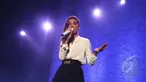 Penyanyi Christina Perri beraksi di hari ketiga Java Jazz Festival (JJF) 2015 di JIExpo Kemayoran, Jakarta, Minggu (8/3/2015). (Liputan6.com/Faizal Fanani)