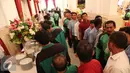 Para pekerja di sektor transportasi mengantri mengambil makanan saat acara makan siang di Istana Negara, Jakarta, Selasa (1/9/2015). Setidaknya ada 100 para pekerja di sektor transportasi yang diundang dalam jamuan tersebut. (Liputan6.com/Faizal Fanani)