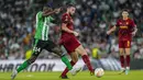 Gelandang Real Betis William Carvalho berebut bola dengan gelandang AS Roma Bryan Cristante pada laga pekan ke-4 Grup C Liga Europa 2022/2023  di Estadio Benito Villamarin, Kamis (13/10/2022). Dengan hasil ini, Real Betis masih memimpin klasemen Grup C dengan 10 poin dari empat laga. (AP Photo/Jose Breton)