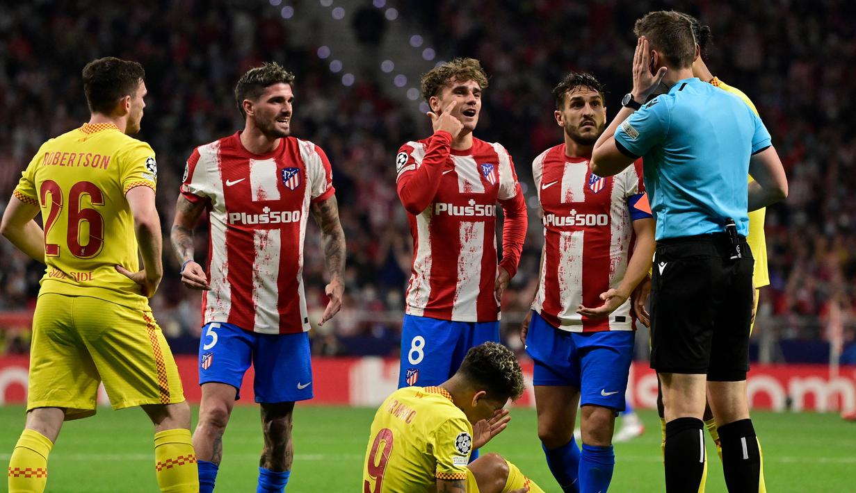Antoine Griezmann. Striker Atletico Madrid ini mendapat kartu merah langsung akibat pelanggaran keras terhadap Roberto Firmino di menit ke-52 saat menjamu Liverpool di matchday ke-4 Grup B Liga Champions 2021/2022, 19 Oktober 2021. Skor akhir Atletico Madrid kalah 2-3. (AFP/Javier Soriano)