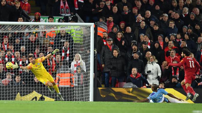 Penyerang Liverpool, Mohamed Salah ketika mencetak gol ke gawang Manchester City yang dikawal Claudio Bravo di Anfield, Minggu (10/11/2019) (Foto: Premier League)