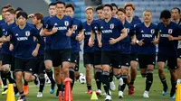 Para pemain Jepang melakukan pemanasan saat sesi latihan di Yokohama, Jepang,  (29/5). Jepang akan menghadapi Ghana pada pertandingan persahabatana jelang bertanding di Piala Dunia 2018.  (AP Photo / Shuji Kajiyama)